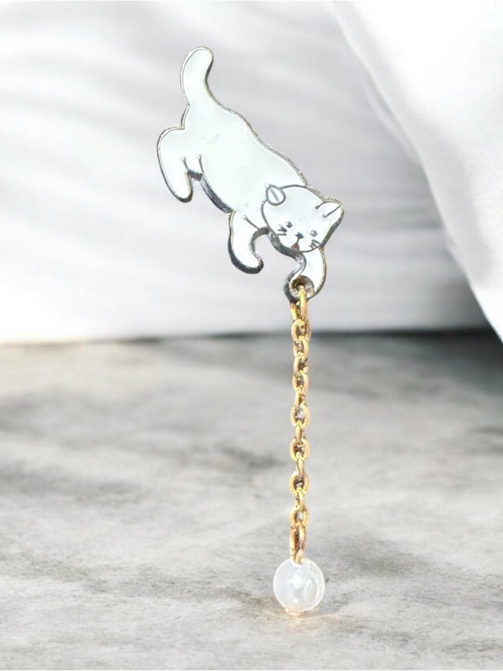 White Cat Dangle Brooch- Gold Tone Chain NIP